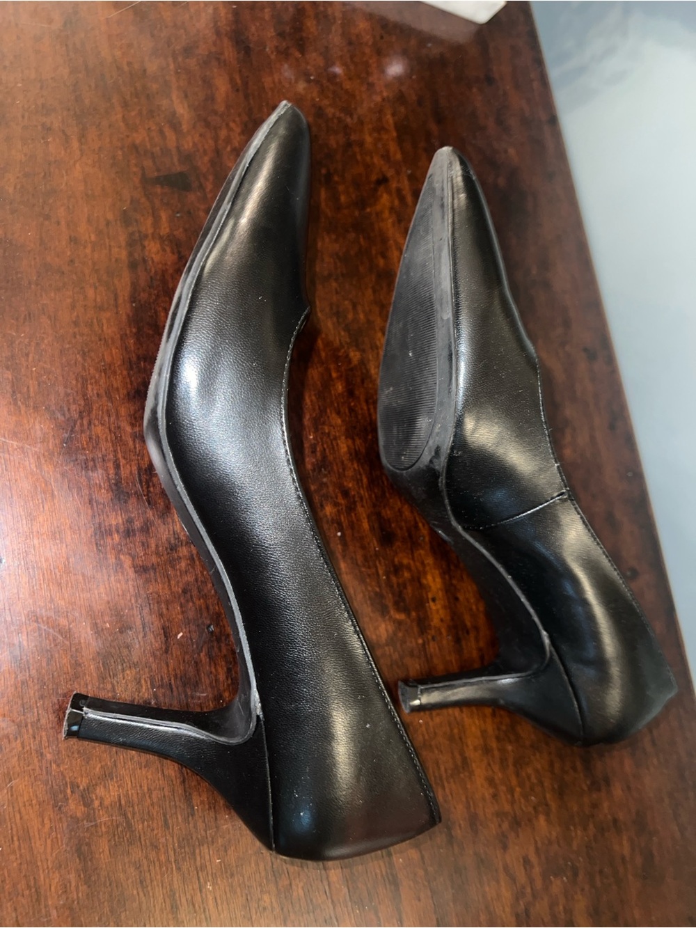 East 5th Black Pointed Toe Pumps - Picture 4 of 5